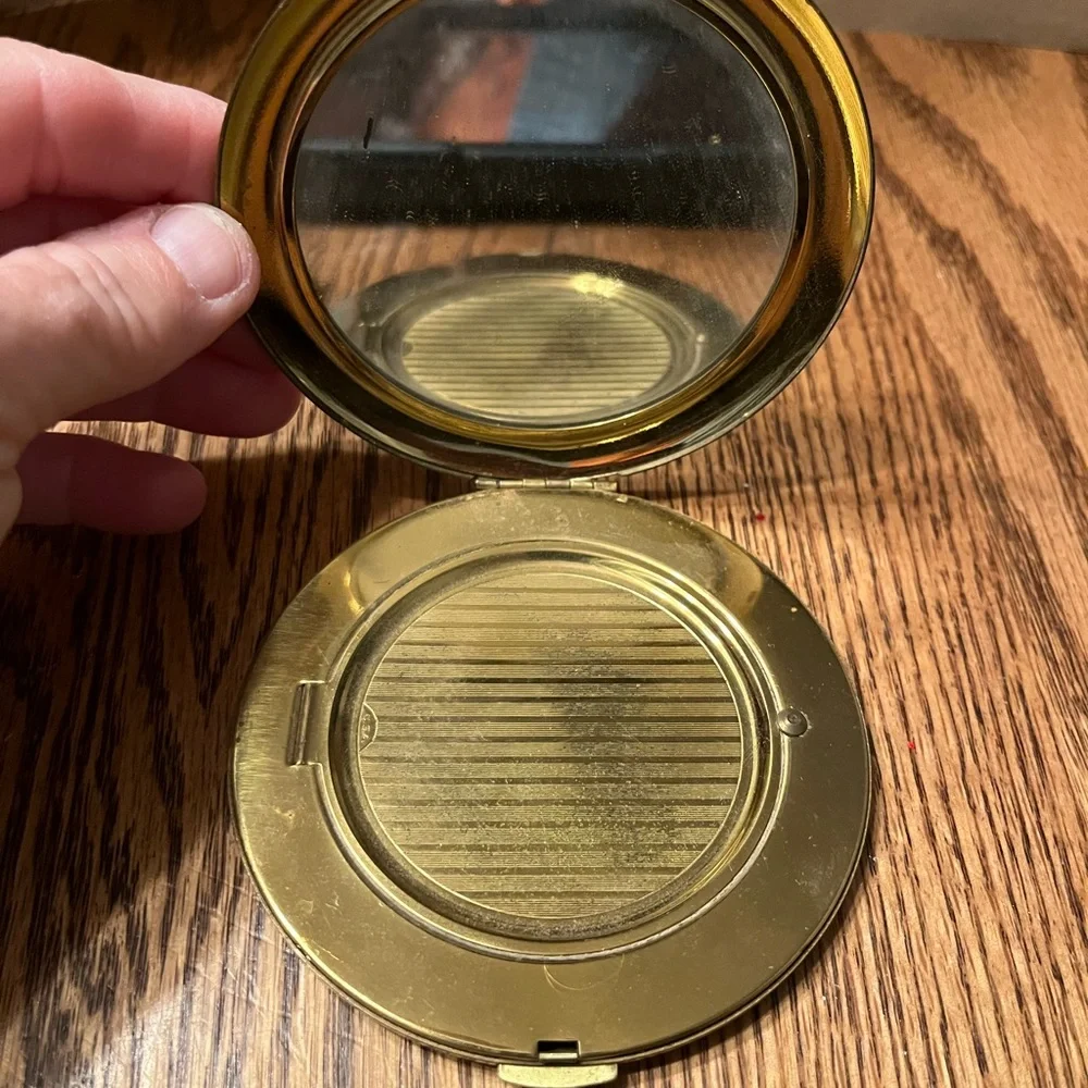 Vintage Zell Fifth Ave Refillable Powder Compact Gold Tone 1950s Powder Compact - Picture 3 of 3